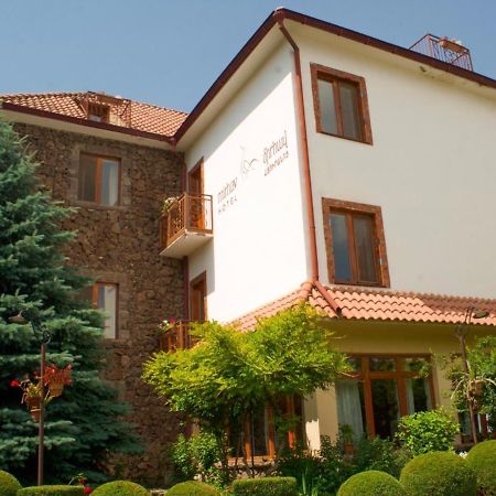Hotel Mirhav Goris Bagian luar foto