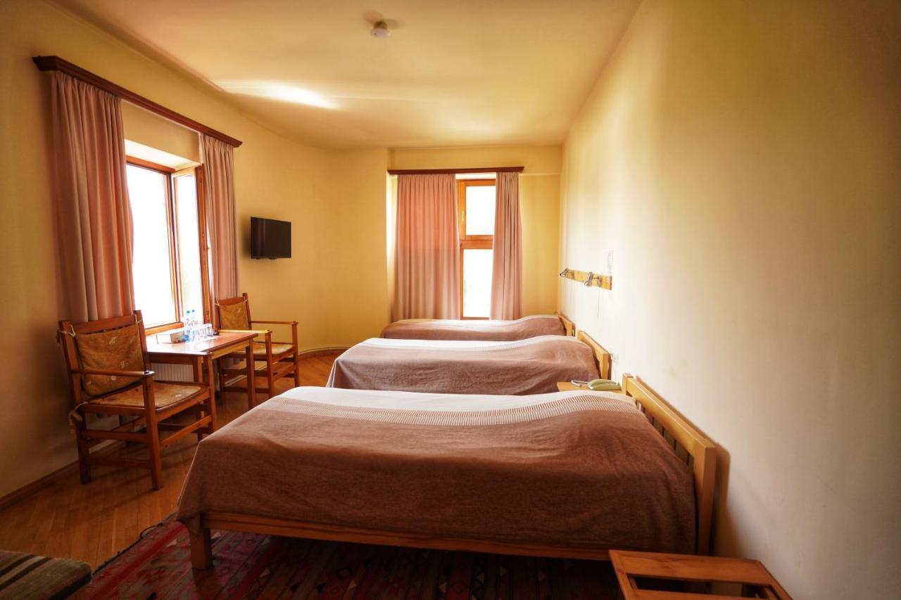 Hotel Mirhav Goris Bagian luar foto
