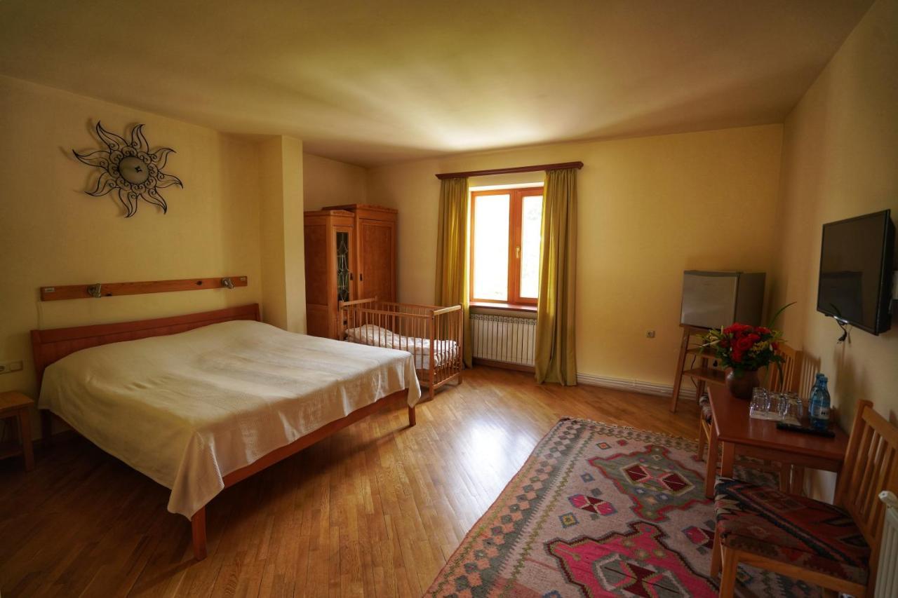 Hotel Mirhav Goris Bagian luar foto