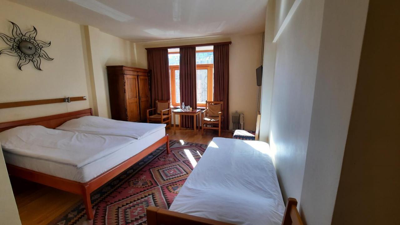Hotel Mirhav Goris Bagian luar foto