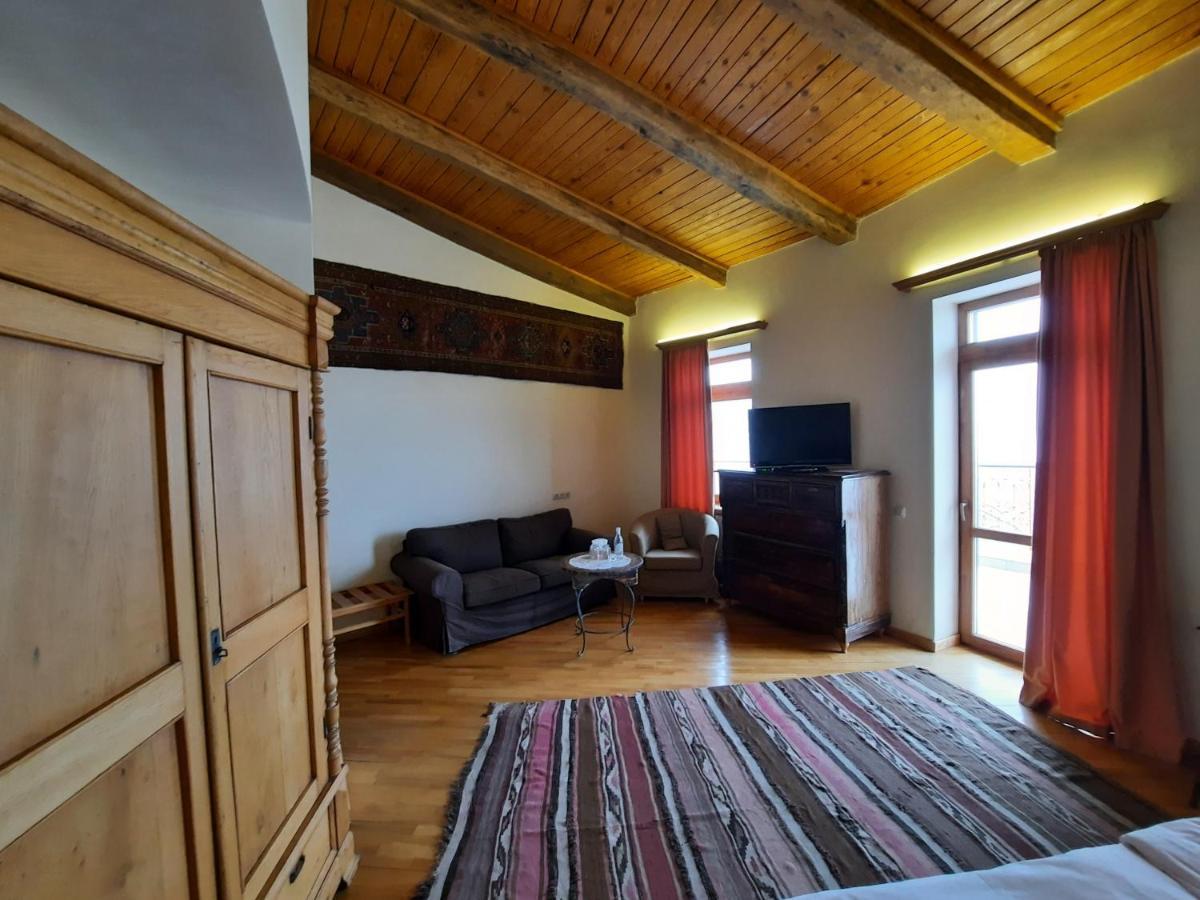 Hotel Mirhav Goris Bagian luar foto