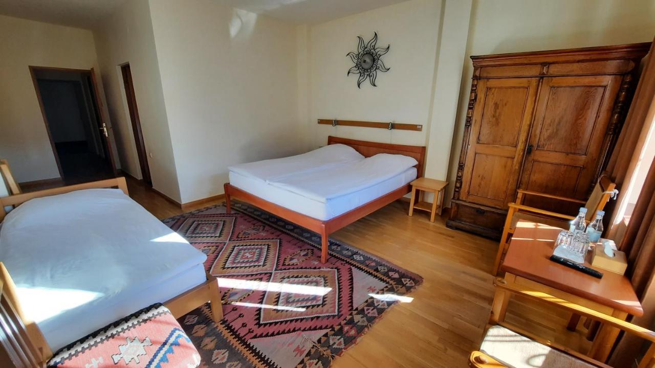 Hotel Mirhav Goris Bagian luar foto