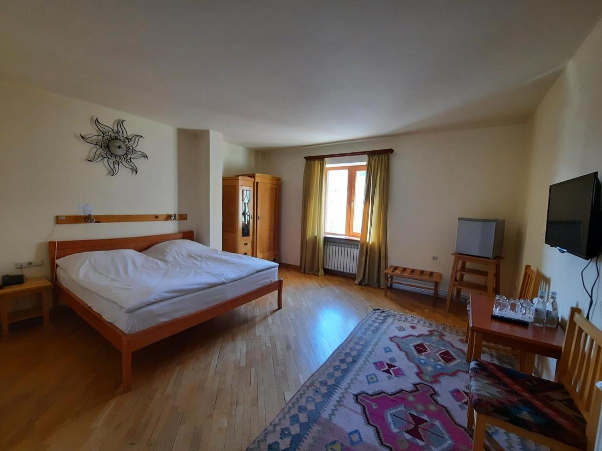 Hotel Mirhav Goris Bagian luar foto