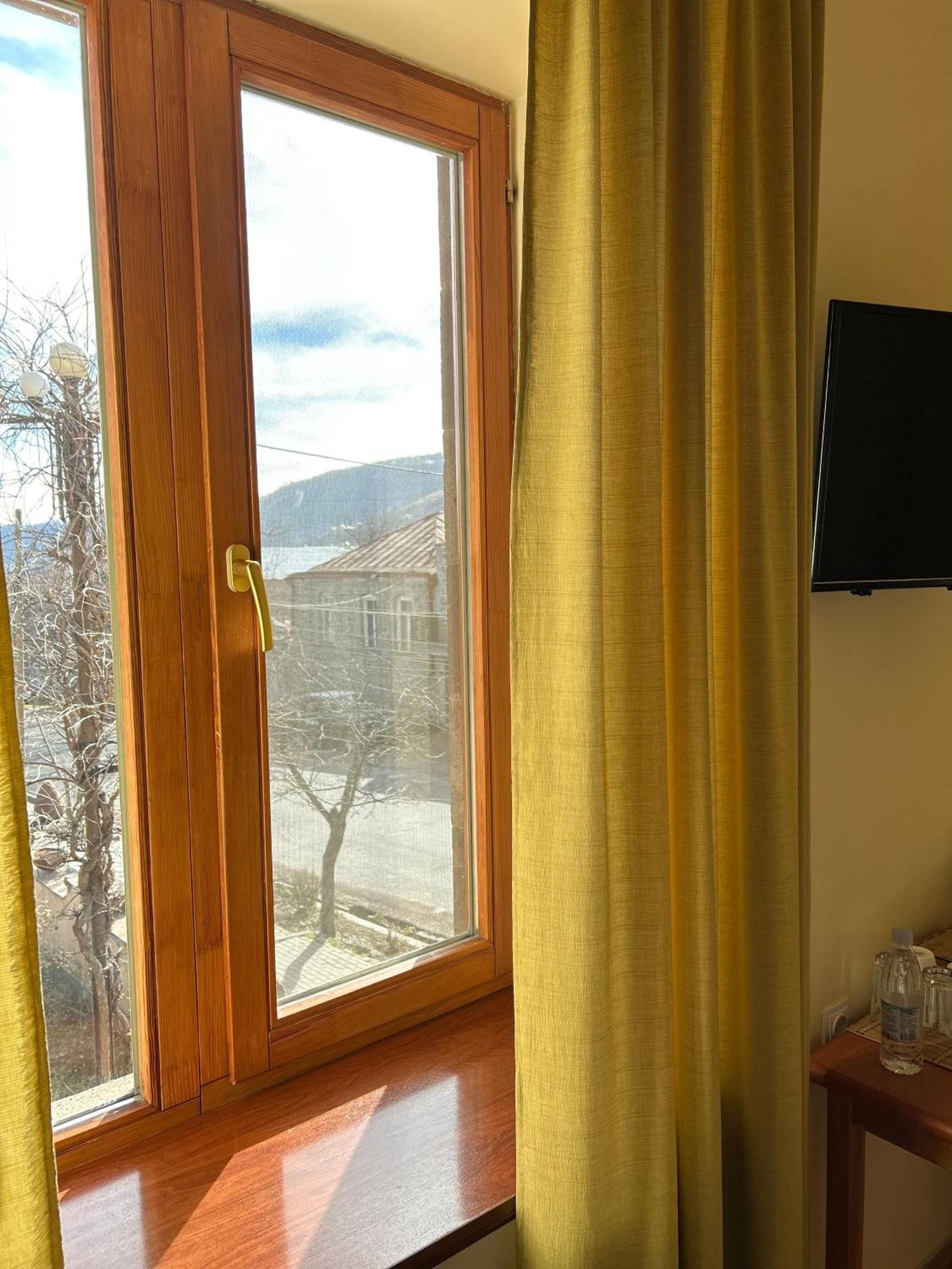 Hotel Mirhav Goris Bagian luar foto