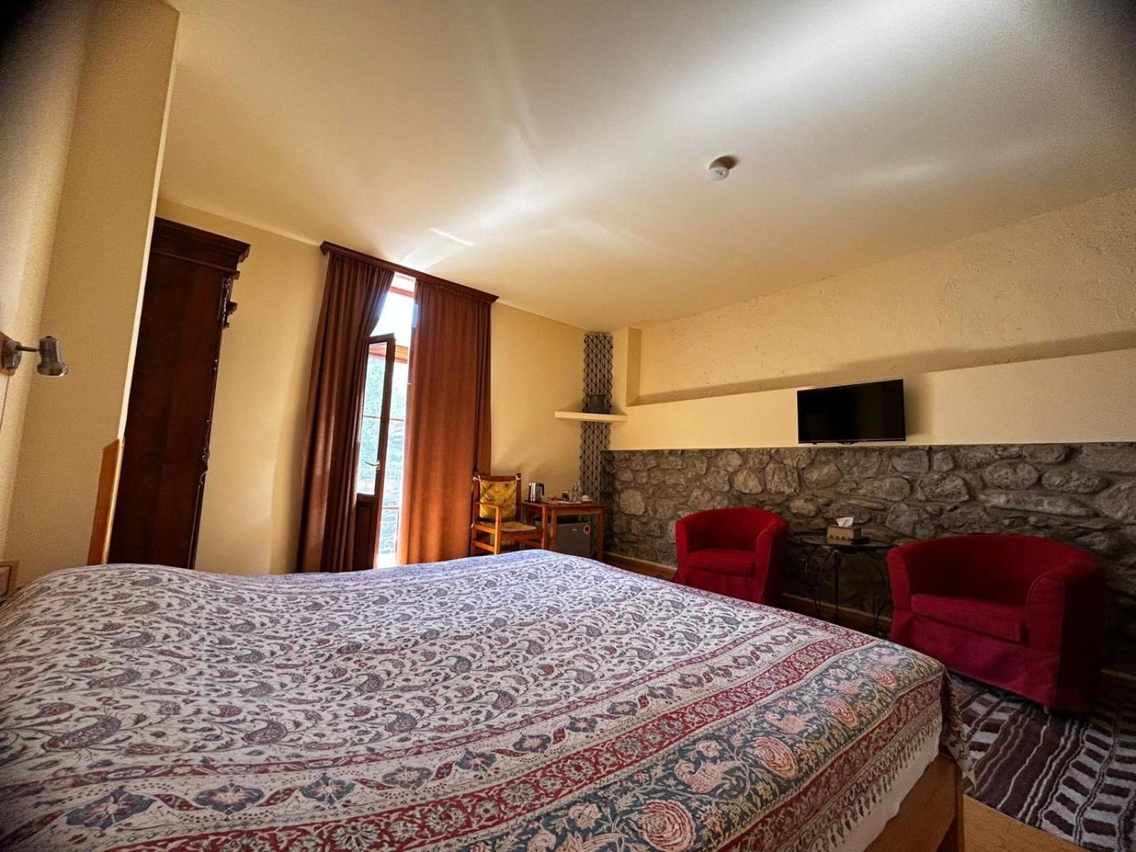 Hotel Mirhav Goris Bagian luar foto