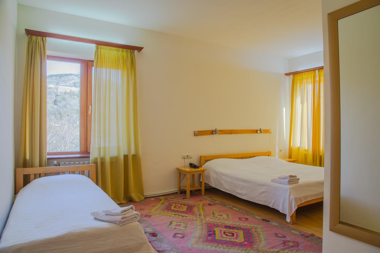 Hotel Mirhav Goris Bagian luar foto