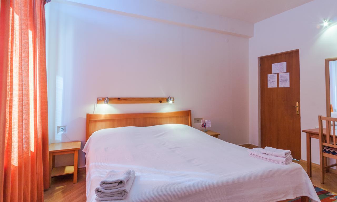 Hotel Mirhav Goris Bagian luar foto